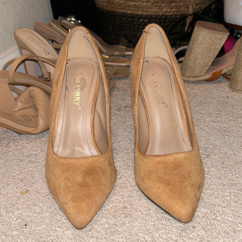 Beige pumps- super cute!